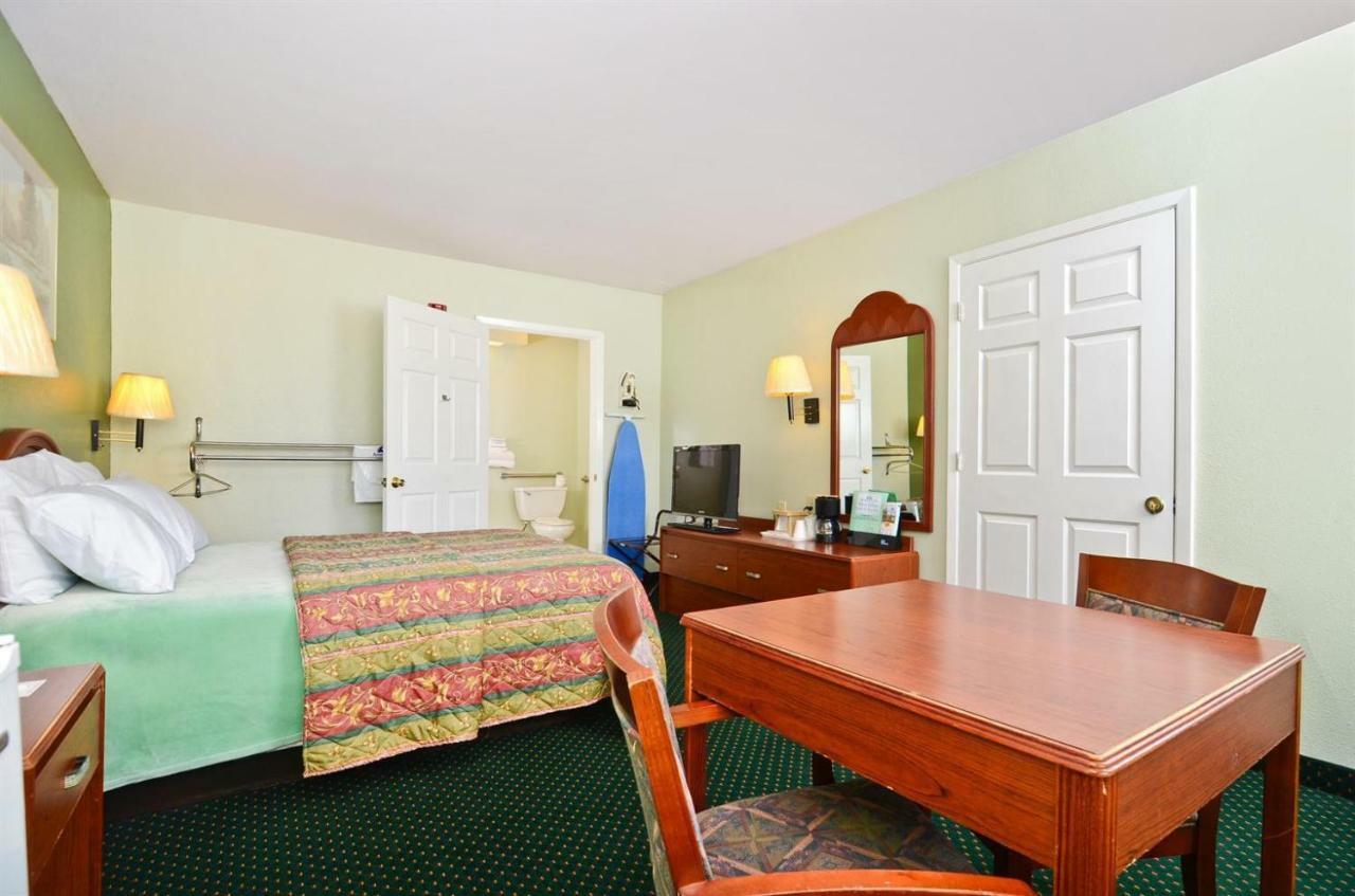 Pine Point Inn & Suites Smithville Buitenkant foto
