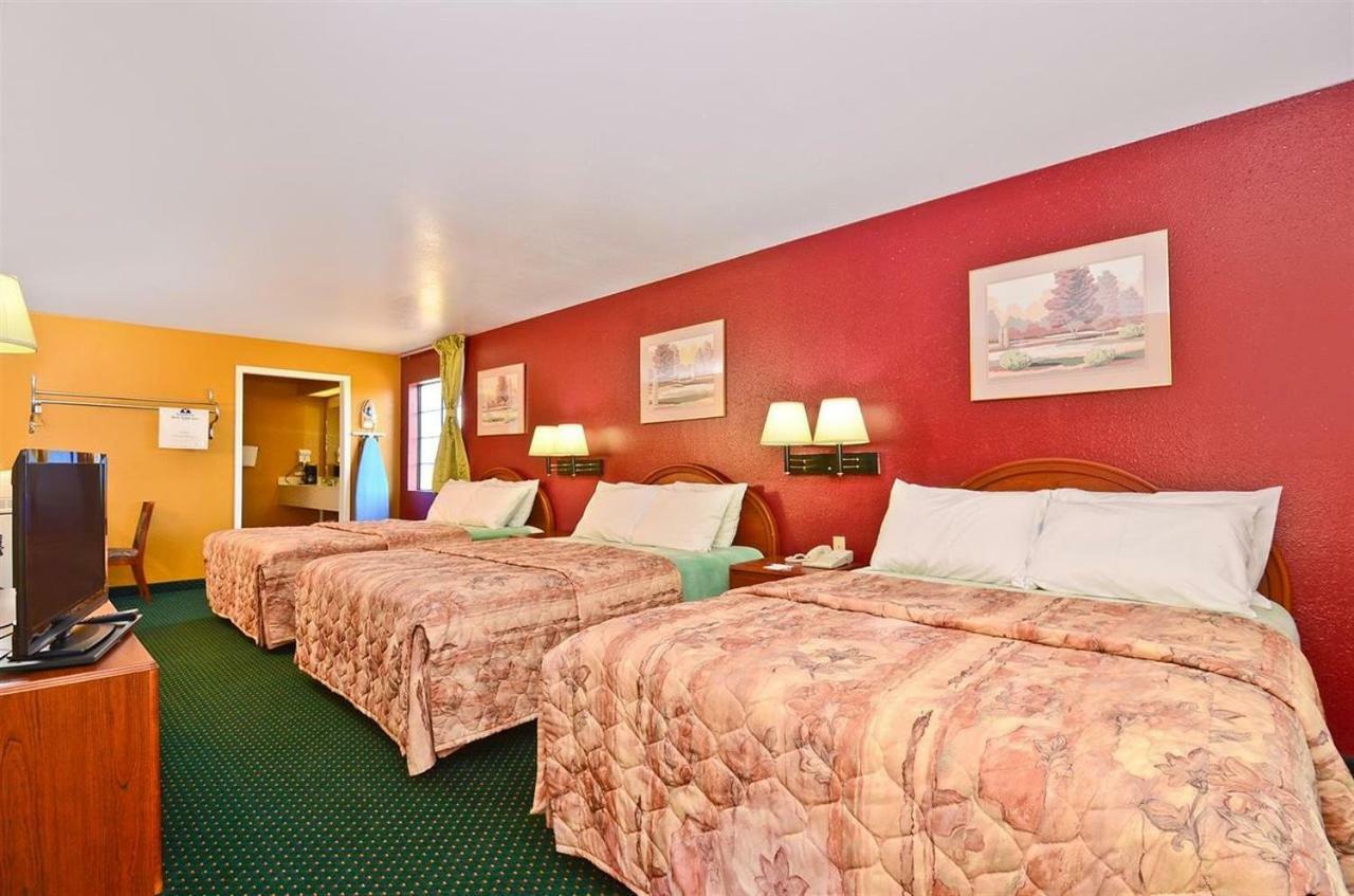 Pine Point Inn & Suites Smithville Buitenkant foto