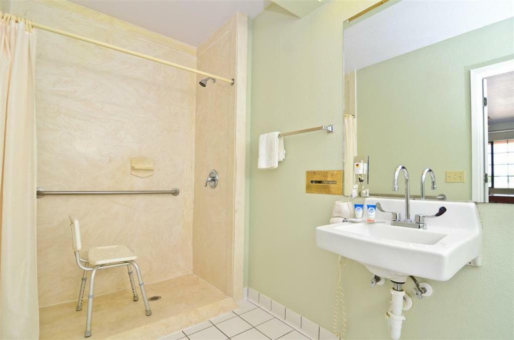 Pine Point Inn & Suites Smithville Buitenkant foto