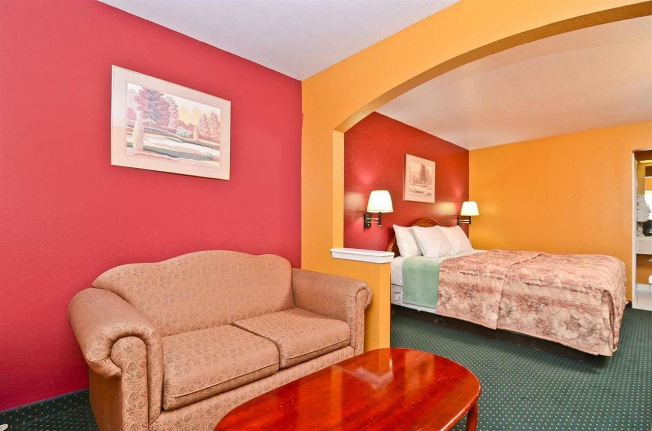 Pine Point Inn & Suites Smithville Buitenkant foto