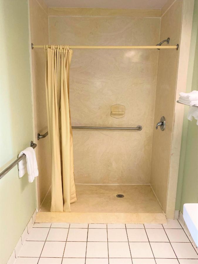 Pine Point Inn & Suites Smithville Buitenkant foto