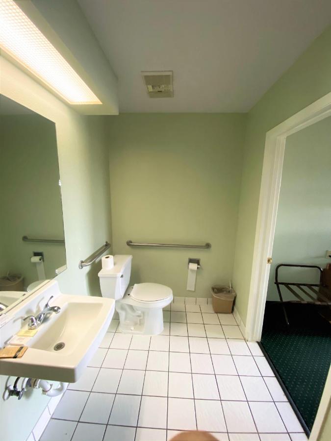 Pine Point Inn & Suites Smithville Buitenkant foto