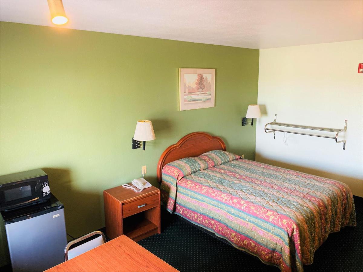 Pine Point Inn & Suites Smithville Buitenkant foto